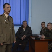 (Română) Studenţii transmisionişti învaţă planificarea operaţiilor de la expertul NATO