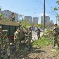 Studenţii Academiei Militare participă la lichidarea consecinţelor calamităţii naturale