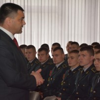 Ministrul Apărării a felicitat studenţii militari